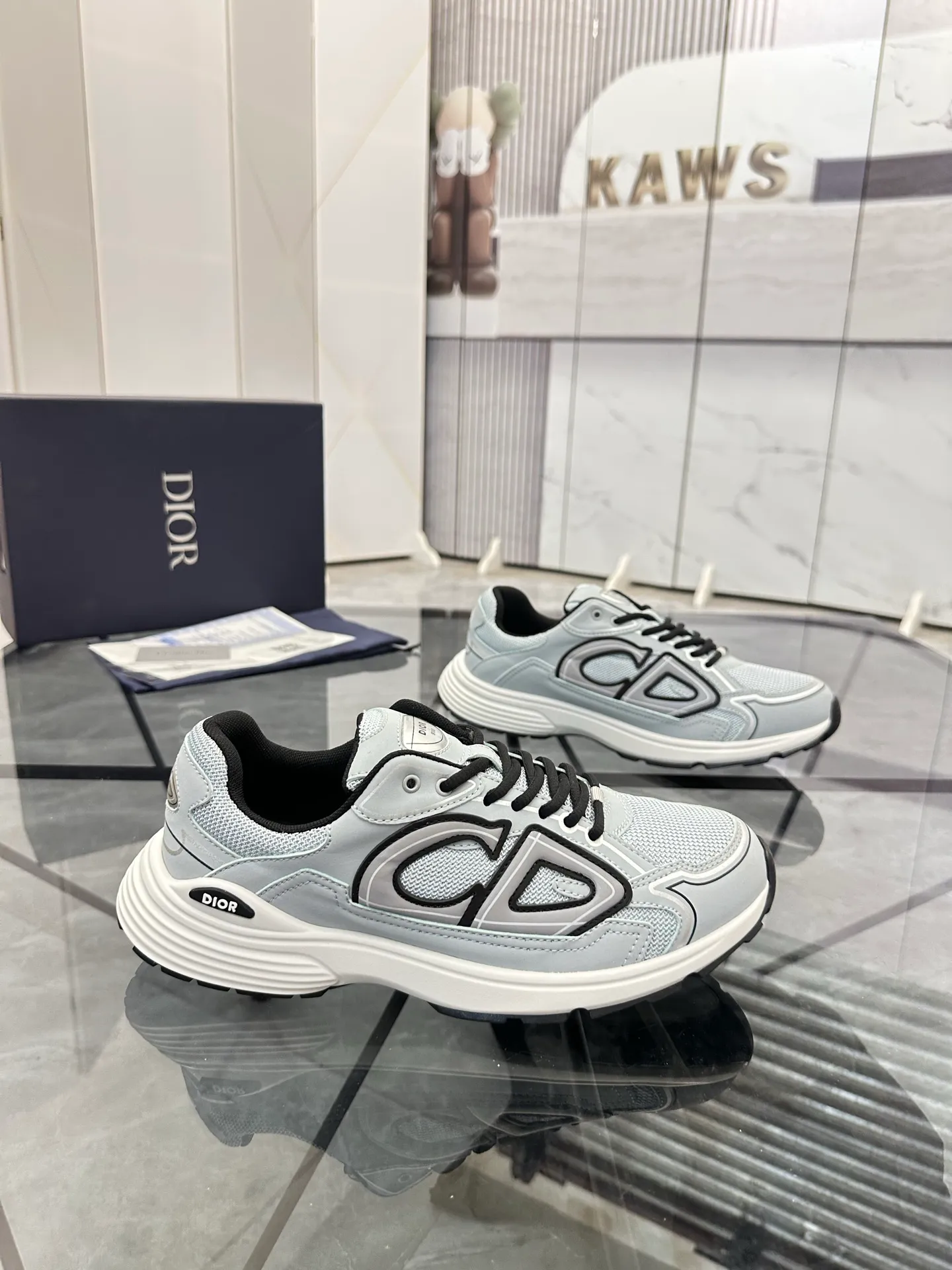 Men's shoes: 💰P400¥ Available in Guangzhou Product trademark: Dior* "Dior*" low-top casual shoes Regular size: 35-46 (can be customized to 47) Couple style Product materials: Upper imported cowhide stitched with original fabric, breathable lining, ultra-light foam original outsole. No.: 007